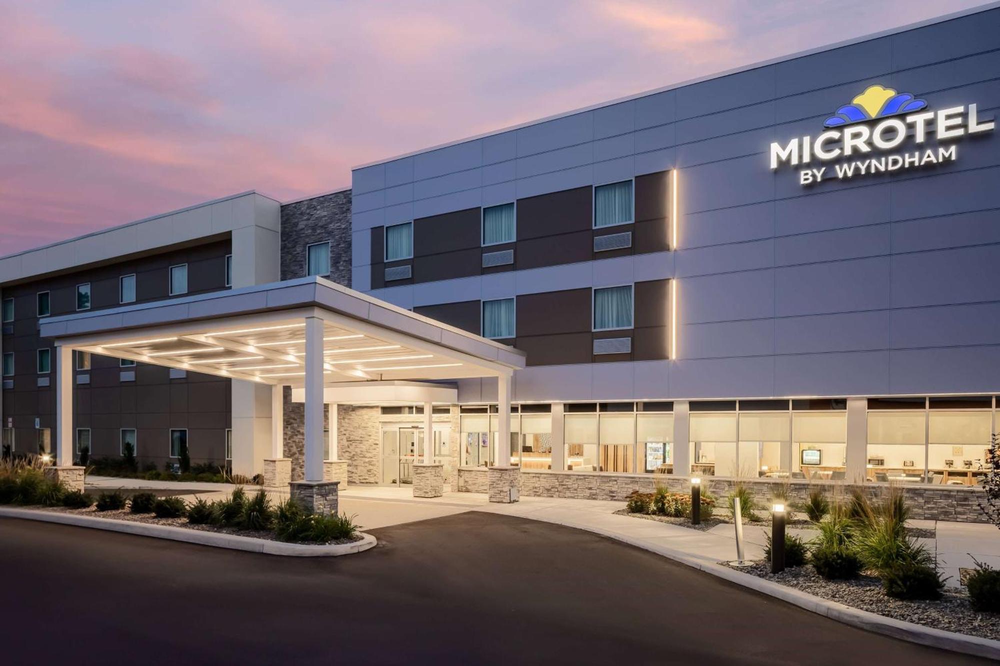 Microtel Inn & Suites By Wyndham Macedon Esterno foto